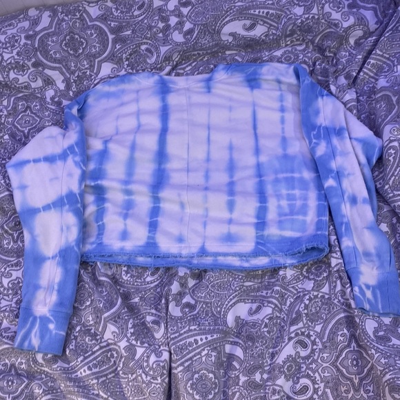 A crop sweater - Picture 2 of 2